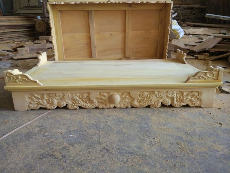 Bàn thờ treo tường có thiết kế càng cầu kỳ thì giá bán sẽ càng cao
