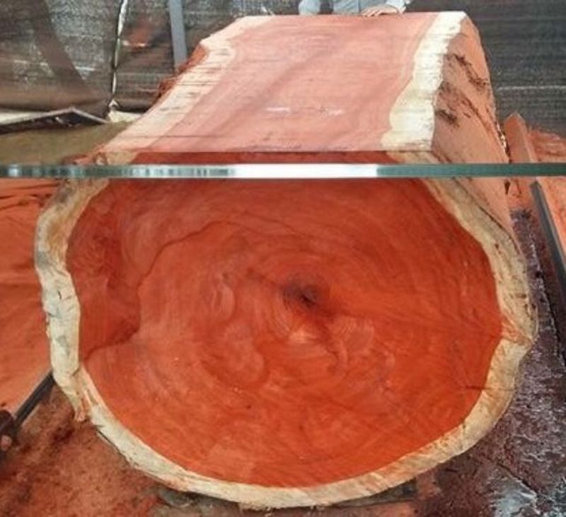 Bàn thờ gỗ hương không chỉ tốt, bền đẹp mà còn mang đến phong thủy tốt