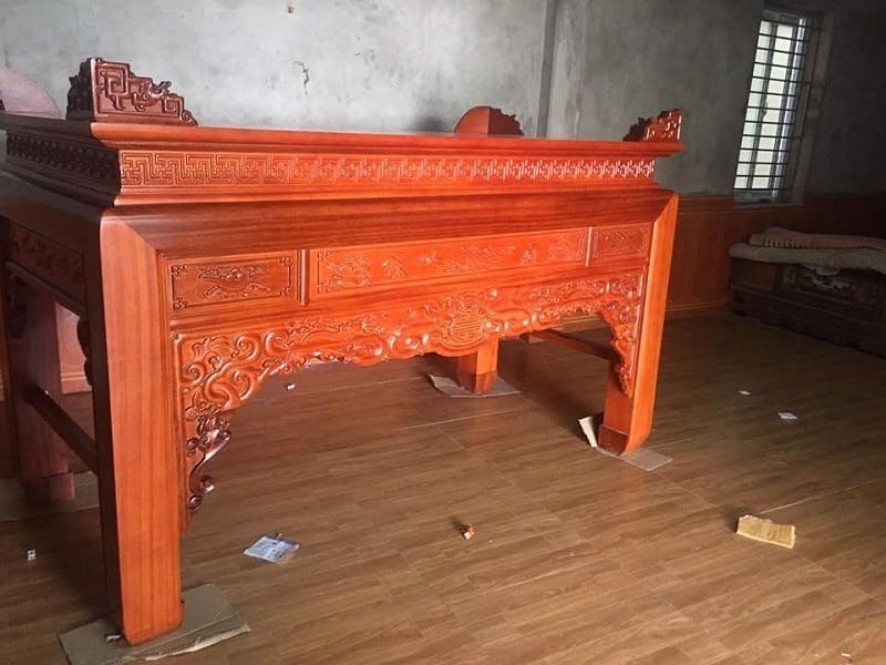 Bàn thờ gỗ gụ ở thị trường Việt đa dạng về chất lượng nên cần tìm hiểu kỹ khi chọn